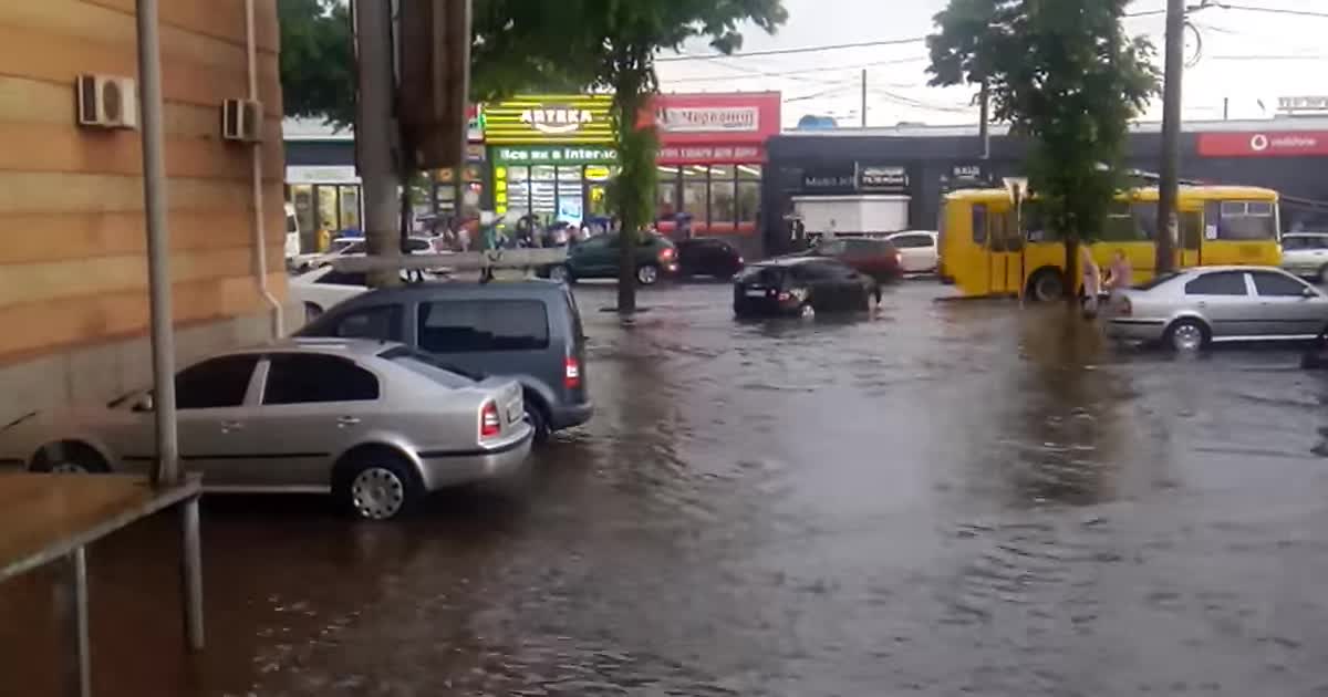 У Кривому Розі після зливи попливли вулиці – води до колін