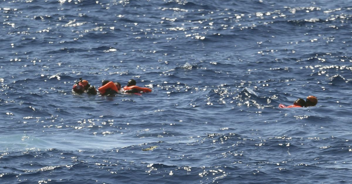 Немецкое судно в последний момент спасло около 100 мигрантов в Средиземном море