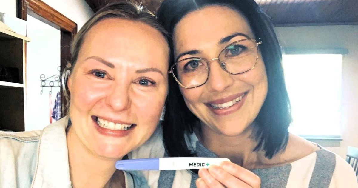 Женщина выносила ребенка для своей подруги