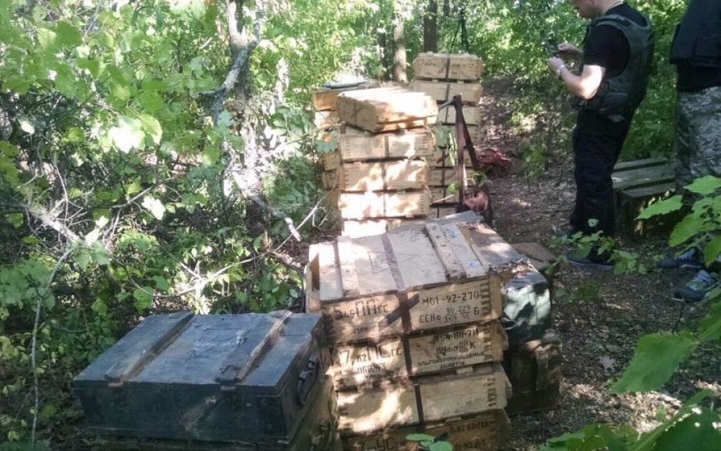 В лесополосе добровольческий батальон прятал крупный оружейный арсенал / © Генеральная прокуратура Украины