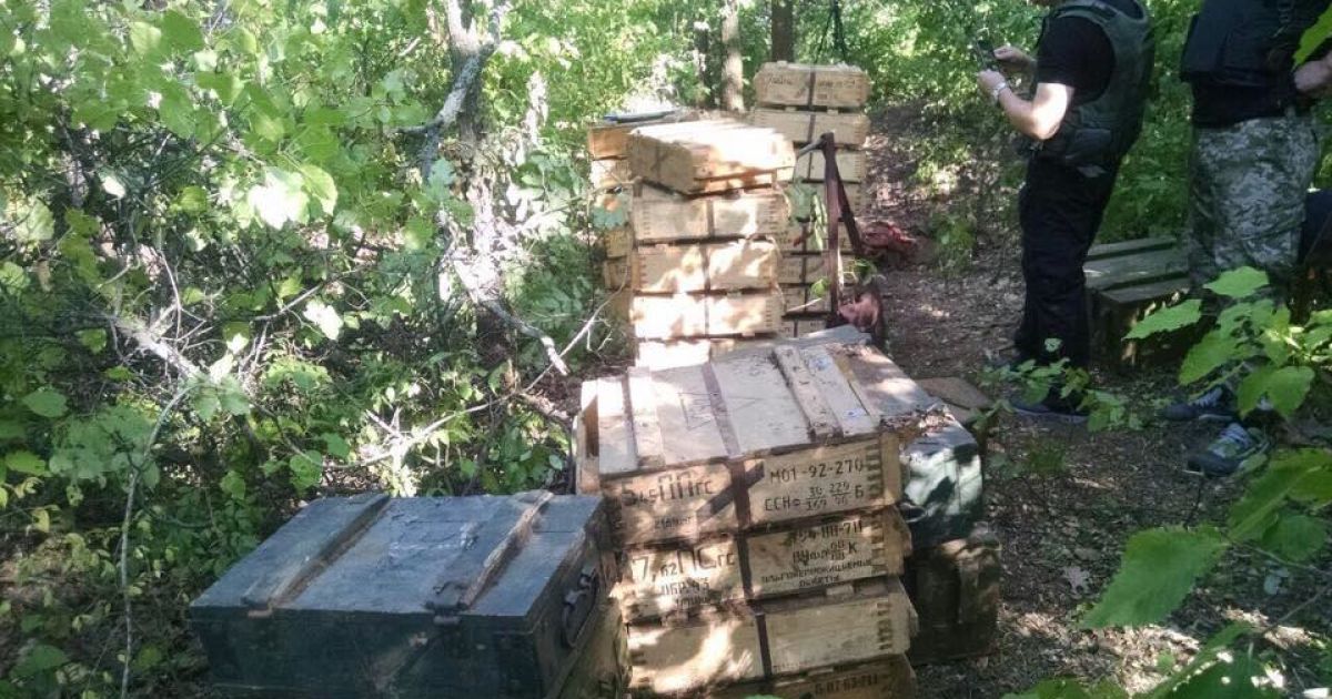 В лесополосе добровольческий батальон прятал крупный оружейный арсенал / © Генеральная прокуратура Украины