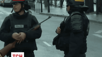 У Парижі терористи утримують заручників одразу в двох місцях