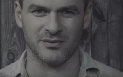 В новом видео мускулистый Мирзоян распилил двери, пытаясь найти выход из лабиринта