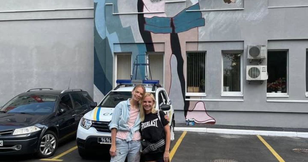 У Києві будівлю рятувальників прикрасили найбільшим стінописом, намальованим дівчатами