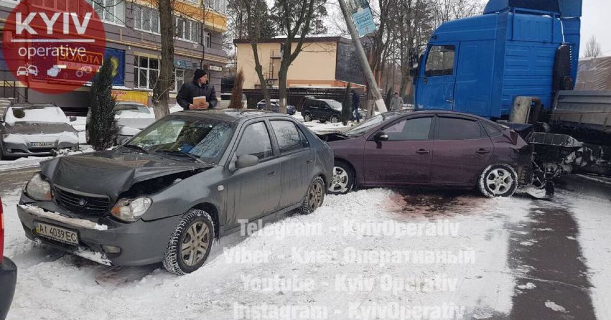 Неуправляемая фура в Вышгороде разнесла припаркованные машины