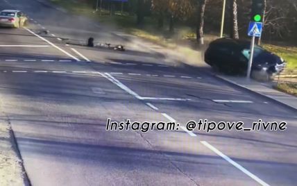 Крушил автомобили на встречной полосе: тройное ДТП в Ровно зафиксировали камеры наблюдения