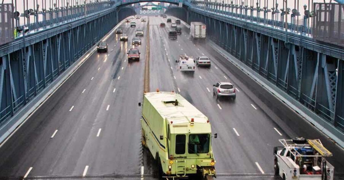 Чудо мировой техники. В Киеве на мосту Патона обещают установить отбойник Road Zipper