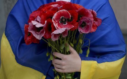 У Києві побили та облили фарбою прихильницю "руского миру" (відео)