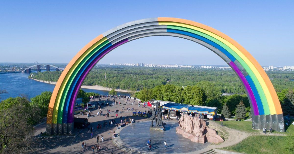 Нашли компромисс: на радужной Арке дружбы народов "дорисуют" украинский орнамент