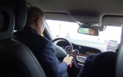 Путин появился на Крымском мосту за рулем "Мерседеса": видео