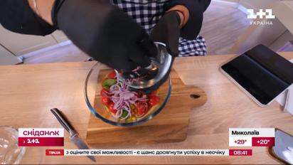 Этот салат спасет вас от жары летом! Рецепт яркого освежающего салата с кабачком