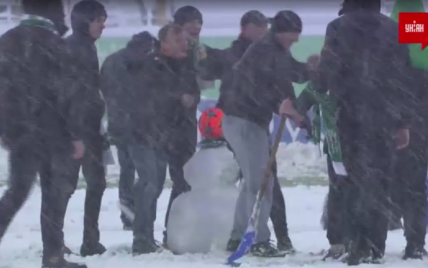 М'яч замість голови: вболівальники "Карпат" спорудили снігову бабу просто на полі