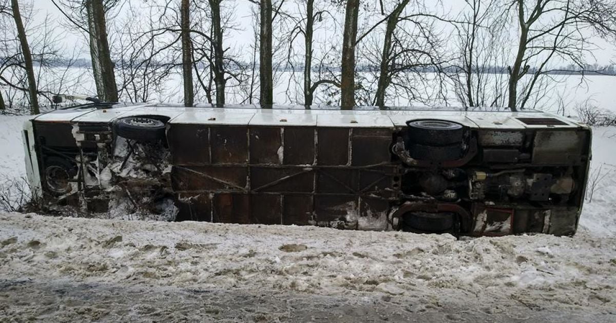На Харьковщине перевернулся автобус: есть пострадавшие