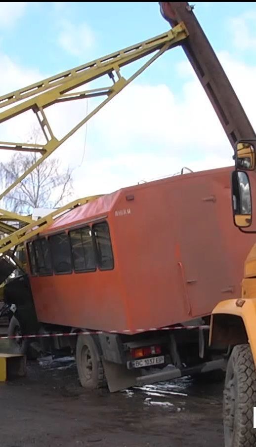 В Ивано-Франковске строительный кран упал на грузовик, есть погибшие