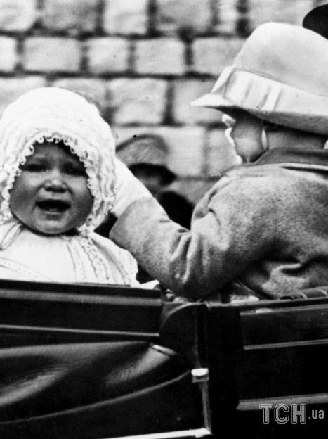 Маленькая принцесса Елизавета изображена в 1927 году. Фотография сделана, когда маленькая принцесса была взята на прогулку по территории Виндзорского замка. / © Associated Press