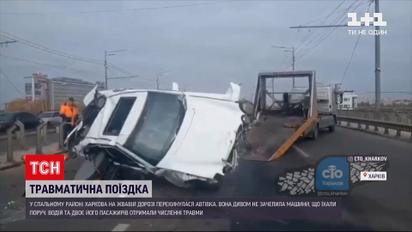 Новини України: в Харкові водій "Мерседеса" не впорався з кермуванням і влетів у відбійник