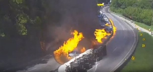 Вогонь швидко перекнувся на інші авто / © скриншот з відео