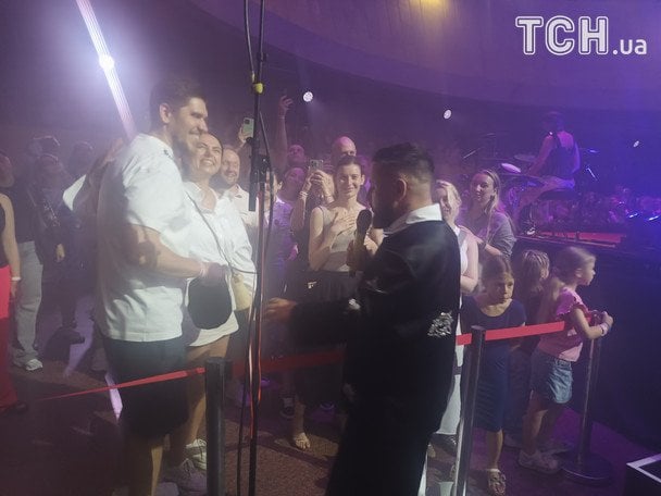 Після аукціону артист навіть спустився до зали, аби подякувати глядачеві за донат на ЗСУ