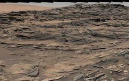 Curiosity сфотографировал каменистую панораму дюн Марса