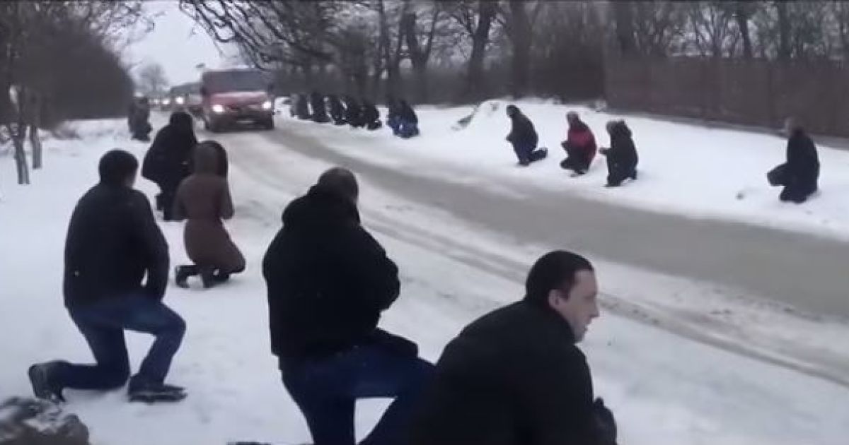 Люди навколішки прощалися з бійцем