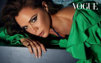 Млосна Вікторія Бекхем у мінісукні показала стрункі ніжки у Vogue