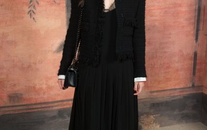 В черном платье и золотой обуви: Кира Найтли на показе Chanel