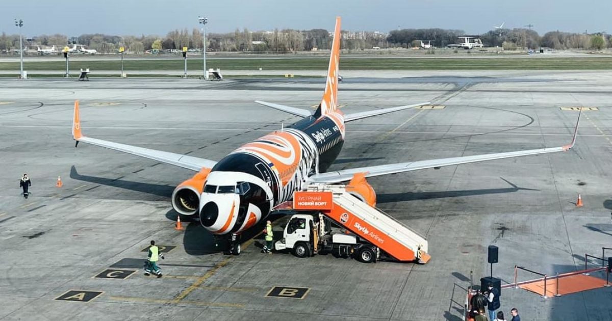 Boeing 737-700 в ливрее футбольного клуба "Шахтер"