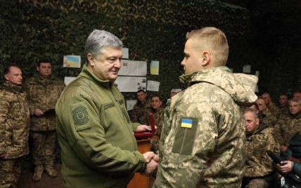 Во время визита на Донбасс Порошенко наградил 12 военных