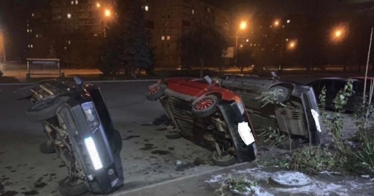 "Халк" проти припаркованих авто: у Кривому Розі хтось перевернув кілька автомобілів