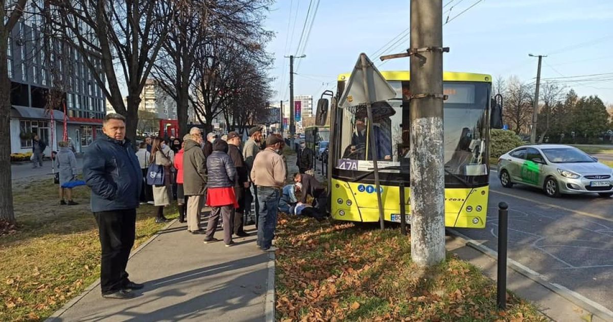 Автобус виїхав на тротуар та зніс кілька стовпчиків: у Львові під час руху раптово помер водій маршрутки (фото)