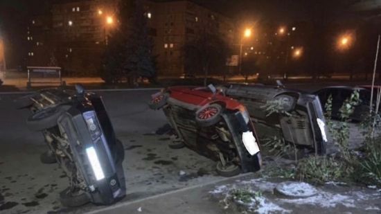 "Халк" проти припаркованих авто: у Кривому Розі хтось перевернув кілька автомобілів