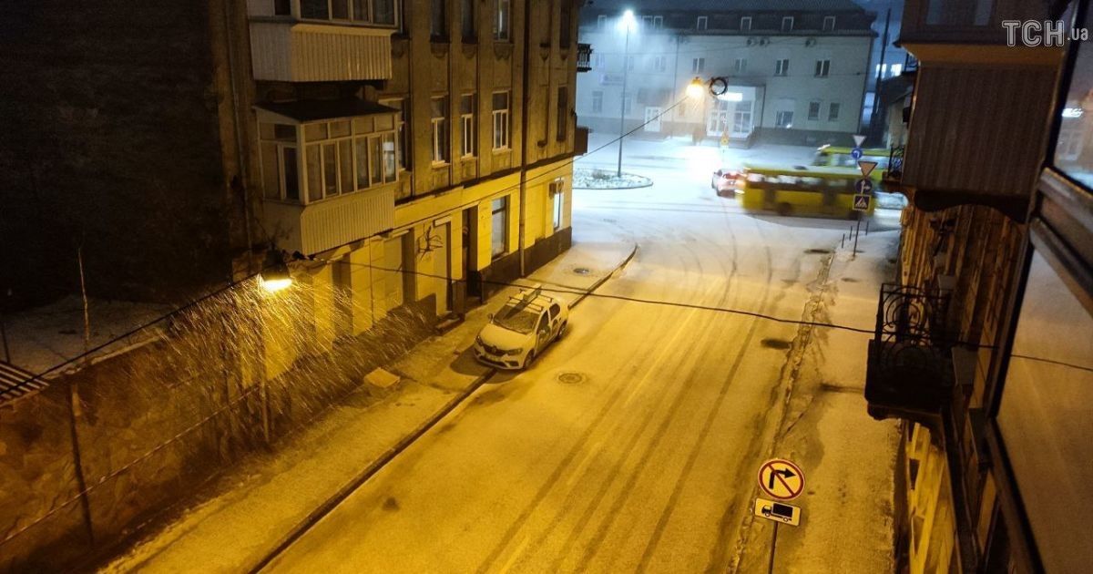 Аномальная погода: во Львове выпал ледяной снег и ударила молния с громом (видео)