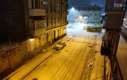 Аномальна погода: у Львові випав крижаний сніг та вдарила блискавка з громом (відео)