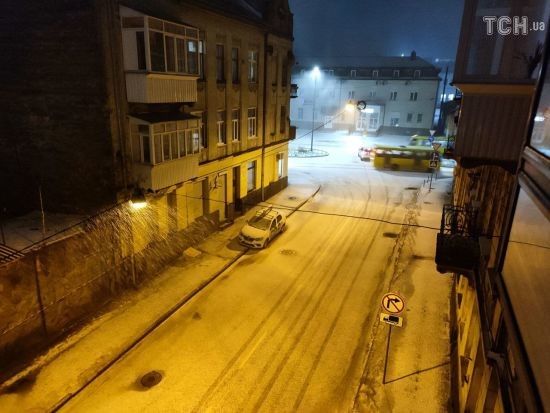 Аномальная погода: во Львове выпал ледяной снег и ударила молния с громом (видео)