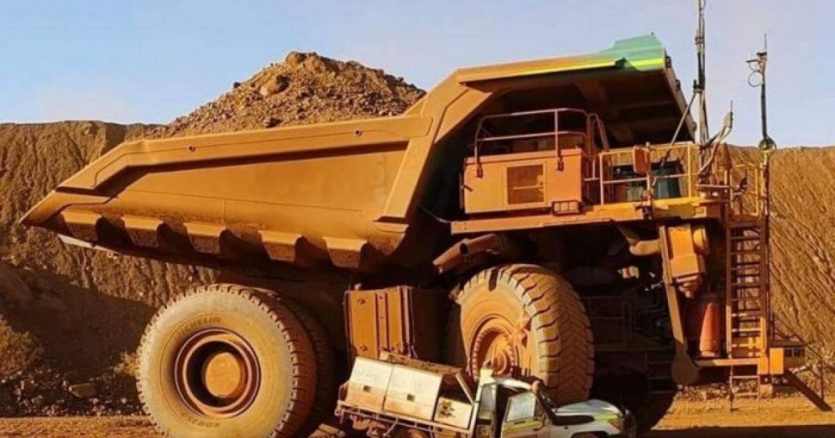 Австралиец раздавил 300-тонным самосвалом собственное авто