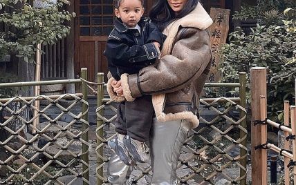 У повсякденному луці і з дочкою на руках: Кім Кардашян в Токіо
