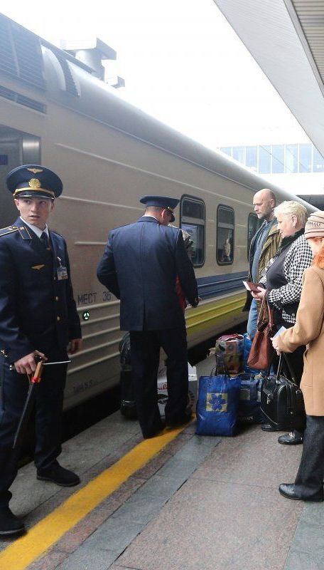 "Укрзалізниця" призупинила продаж квитків на поїзди далекого сполучення