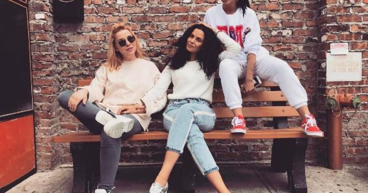 Зірка із подругами поєднує гастролі та відпочинок / © instagram.com/kamenskux