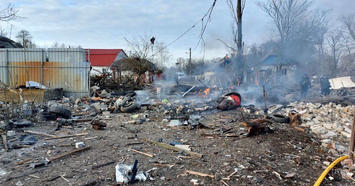 Обломки вражеских ракет упали на частный сектор в Киеве: фото последствий