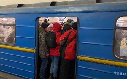 Киевляне проголосовали за новые названия станций метро "Дружбы народов" и "Площадь Льва Толстого"