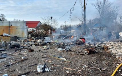Уламки ворожих ракет впали на приватний сектор у Києві: фото наслідків