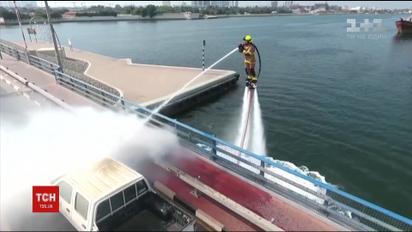 Дубайські вогнеборці для гасіння пожеж опанували реактивні ранці