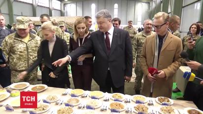 Порошенко с журналистами попробовал новые военные сухпаи