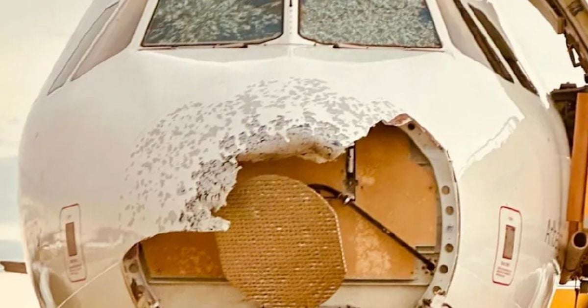 Самолет Airbus A320 с пассажирами на борту был побит в воздухе градом: что об этом известно