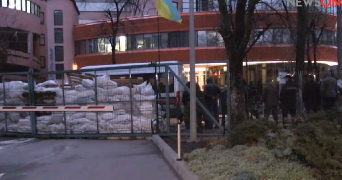 Неизвестные в военной форме заблокировали песком и колючей проволокой здание украинского телеканала