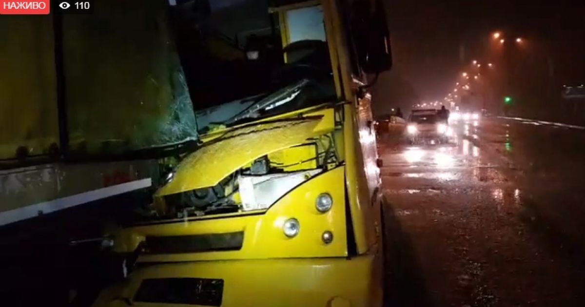 В Киеве маршрутка на полном ходу врезалась в фуру, трое пострадавших