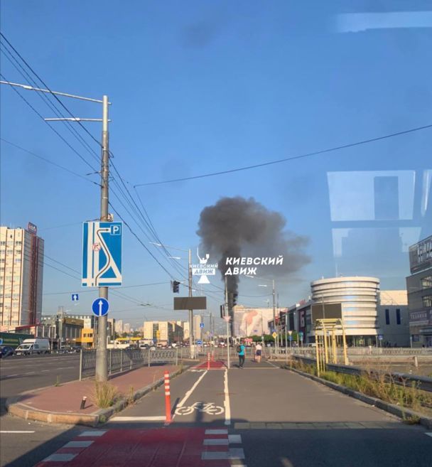 Пожежа біля метро "Почайна" / Фото: телеграм-канал "Киевский движ"