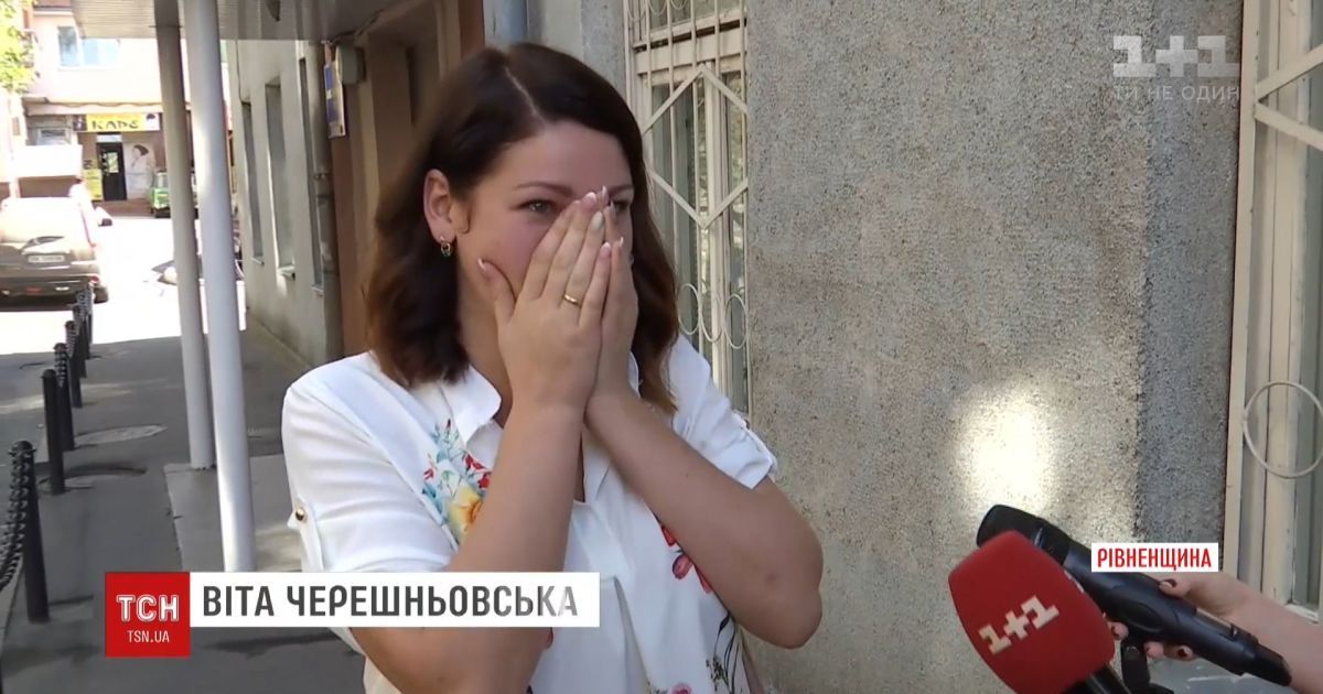 Віта Черешньовська не може стримати сліз після рішення суду