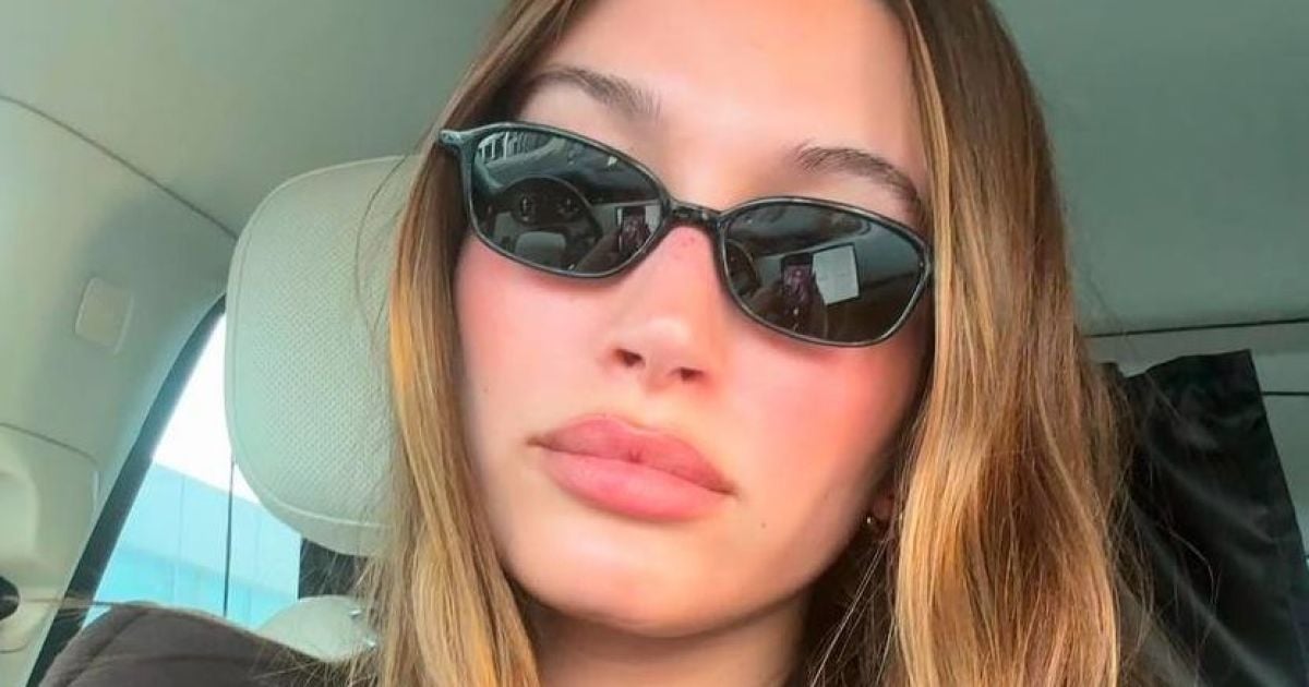 В мини-юбке и жакете трендового цвета: Хейли Бибер продемонстрировала образ в стиле офискор