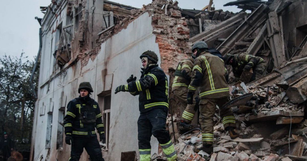 Рятувальники на місця влучання російської ракети С-300 - будівля Краєзнавчого музею в Куп'янську.